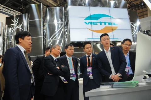 Lãnh đạo Bộ Thông tin và Truyền thông thăm gian hàng của Viettel tại MWC 2019. (Ảnh: VT)