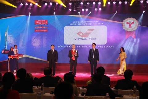 Đại diện cho Bưu điện Việt Nam lên nhận cúp Thương hiệu mạnh Việt Nam của Ban Tổ chức. (Ảnh: Bưu điện Việt Nam)