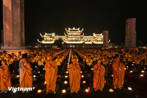 Tối 13/5 tại chùa Tam Chúc, nơi tổ chức Đại lễ Phật đản Liên hợp quốc đã diễn ra lễ hội hoa đăng, thắp nến cầu nguyện hoà bình thế giới với khoảng 5 vạn phật tử tham dự. (Ảnh: Minh Sơn/Vietnam+)