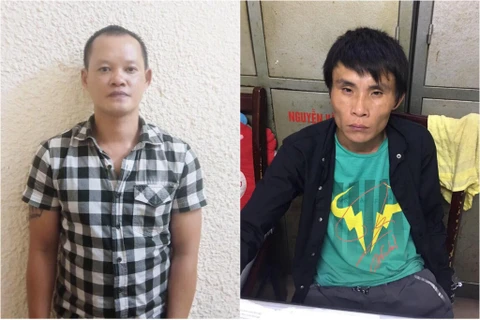 Hai đối tượng Tân và Lâm tại cơ quan cảnh sát điều tra. (Ảnh: PV/Vietnam+)