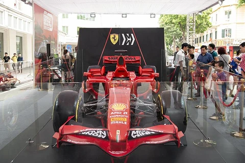Chiếc xe đua màu đỏ huyền thoại F2007 của đội đua Ferrari gây bất ngờ cho hàng nghìn người hâm mộ F1 Việt Nam khi xuất hiện tại phố đi bộ Hồ Gươm. (Ảnh: PV/Vietnam+)