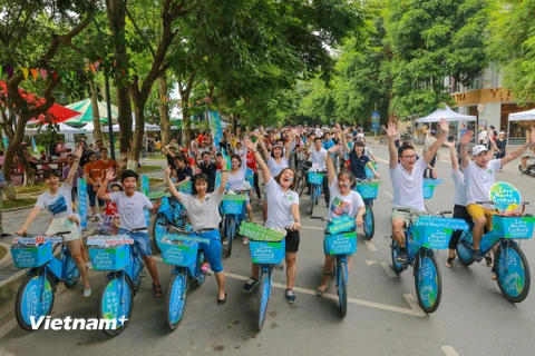 Sáng 23/6, các cư dân tại khu đô thị Ecopark chính thức khởi động chiến dịch Zero Waste - kêu gọi mọi người chung tay xây dựng một khu đô thị 'không rác thải'. (Ảnh: Minh Sơn/Vietnam+)