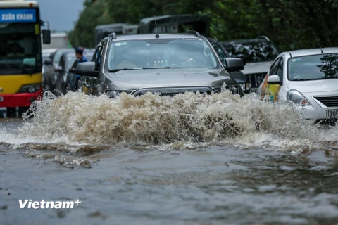 Do ảnh hưởng của cơn bão số 3, Hà Nội mưa lớn liên tục trong 3 ngày mùng 2 - 4/8. Nhiều khu vực tại Hà Nội xảy ra tình trạng ngập sâu. (Ảnh: Minh Sơn/Vietnam+)
