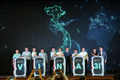 8 đại diện đến từ các cộng đồng, câu lạc bộ đã thống nhất và chính thức ra mắt Liên hiệp các cộng đồng AI ở Việt Nam. (Ảnh: Minh Sơn/Vietnam+)