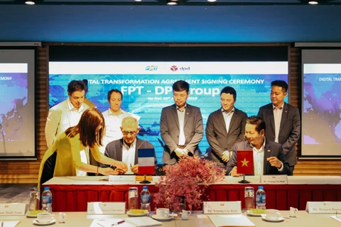 Ông Trương Gia Bình - Chủ tịch Hội đồng quản trị FPT ký kết hợp tác với DPDgroup. (Ảnh: FPT)