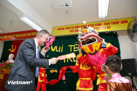Chiều 4/9, Đại sứ Mỹ tại Việt Nam Daniel Kritenbrink đã tới thăm Trung tâm Sao Mai – Trung tâm chuyên tư vấn phát hiện sớm và chăm sóc trẻ em khuyết tật trí tuệ và tự kỷ tại Hà Nội. (Ảnh: Minh Sơn/Vietnam+)