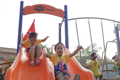 Trẻ em vui đùa tại sân chơi miễn phí mới được xây dựng từ chiến dịch FoxSteps. (Ảnh: FPT)