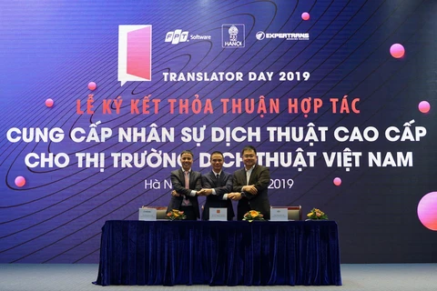 FPT Software đã ký thỏa thuận hợp tác ba bên với Trường Đại học Hà Nội, Công ty dịch thuật Expertrans về việc phát triển nguồn nhân lực biên phiên dịch 4.0 cho thị trường dịch thuật Việt Nam. (Ảnh: FPT)