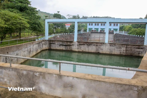 Công ty cổ phần đầu tư nước sạch sông Đà thừa nhận có váng dầu tại đầu nhà máy xử lý nước. (Ảnh: Minh Sơn/Vietnam+)