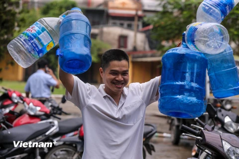 Ngay sau khi có thông tin chính thức về việc nguồn nước sông Đà bị ô nhiễm, một số nhà máy nước sạch đã mở cửa cung cấp nước sạch miễn phí cho người dân Thủ đô. (Ảnh: Minh Sơn/Vietnam+)