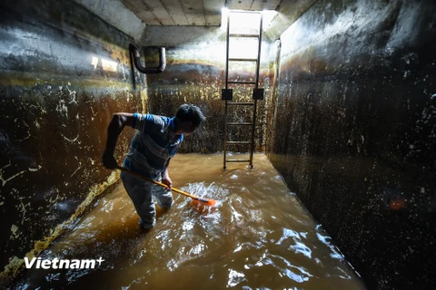 Sau sự cố đổ phế thải đầu nguồn nước mặt sông Đà, thành phố Hà Nội đã bắt đầu tiến hành súc xả hệ thống đường ống, bể chứa do Công ty Viwaco quản lý và hệ thống bể chứa nước sạch cho một số khu chung cư trên địa bàn. (Ảnh: PV/Vietnam+)