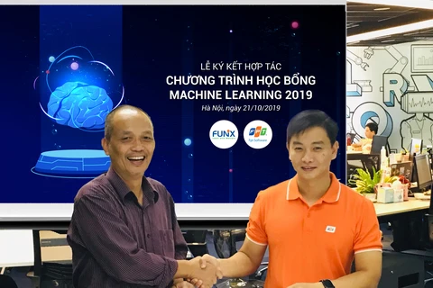 Tiến sỹ Nguyễn Thành Nam-Founder FUNiX cùng ông Nguyễn Văn Vinh-Giám đốc Fresher Academy FPT Software trong buổi ký kết. (Ảnh: FPT)