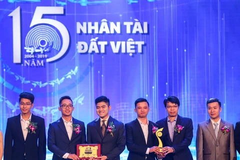 Nhóm tác giả đạt giải Nhất với sản phẩm Phần mềm tự động chuyển đổi tiếng nói tiếng Việt sang văn bản, gọi tắt là "Origin-STT". (Ảnh: Minh Sơn/Vietnam+)