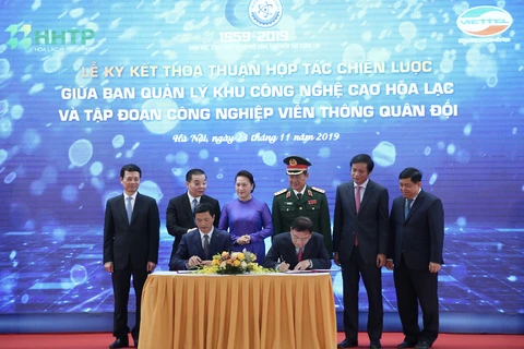 Tập đoàn Công nghiệp - Viễn thông Quân đội (Viettel) và Ban quản lý khu Công nghệ cao Hòa Lạc (Thạch Thất, Hà Nội) đã ký thỏa thuận hợp tác chiến lược. (Ảnh: PV/Vietnam+)