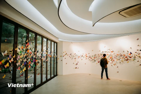 Chiều 21/8, triển lãm có tên “Hóa thành bươm bướm” chính thức được khai mạc tại Trung tâm văn hóa Hàn Quốc (Hà Nội). (Ảnh: Vietnam+)