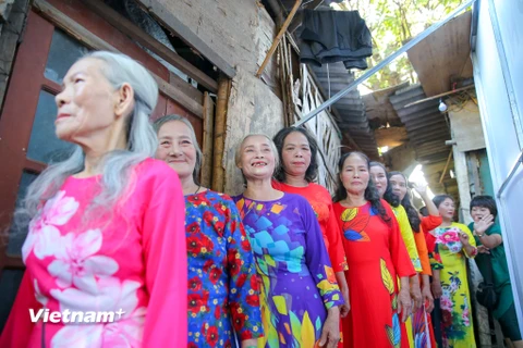 Ngày đẹp nhất của những phụ nữ nghèo xóm trọ chân cầu Long Biên 