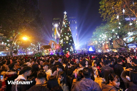 Tối 24/12, hàng vạn người dân Thủ đô đã đổ xô lên các nhà thờ lớn ở trung tâm Hà Nội. (Ảnh: Minh Sơn/Vietnam+)