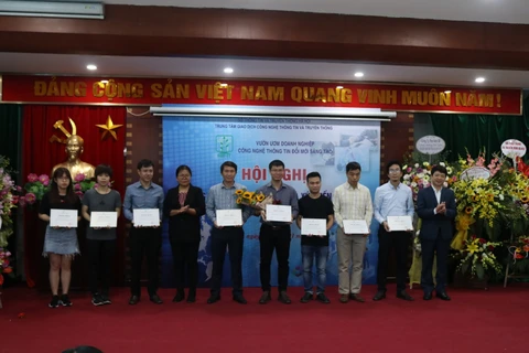 Các dự án khởi nghiệp khoá 3 tại Vườn ươm công nghệ thông tin đổi mới sáng tạo Hà Nội được chính thức tốt nghiệp. (Ảnh: Minh Sơn/Vietnam+)