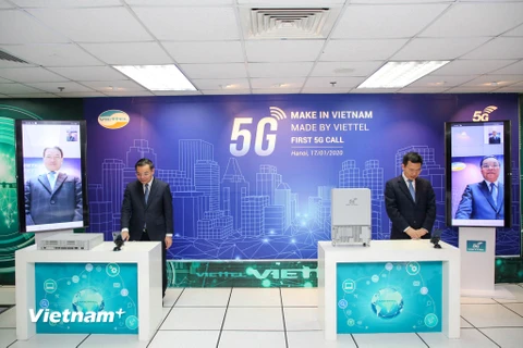 Bộ trưởng Nguyễn Mạnh Hùng và Bộ trưởng Chu Ngọc Anh đã thực hiện cuộc gọi video đầu tiên sử dụng đường truyền dẫn dữ liệu kết nối 5G. (Ảnh: Minh Sơn/Vietnam+)