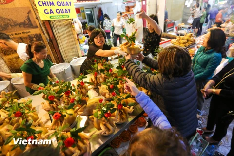 Sáng 30 Tết, người dân bắt đầu đổ về các chợ ở Hà Nội để mua sắm những mặt hàng tươi ngon phục vụ 3 ngày Tết. Chợ Hàng Bè (quận Hoàn Kiếm) là một trong những địa điểm ưa thích của người dân dịp cuối năm. (Ảnh: Minh Sơn/Vietnam+)