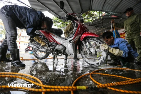 Dịp cận Tết Nguyên đán Canh Tý năm nay, các tiệm rửa xe máy, ôtô tại Hà Nội lúc nào cũng trong tình trạng quá tải. (Ảnh: Minh Sơn/Vietnam+)