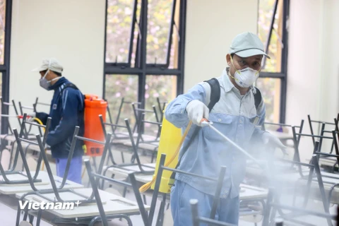 Trước diễn biến của dịch cúm do virus corona, trong ngày 1/2 nhiều trường học trên địa bàn thành phố Hà Nội đã đồng loạt tiến hành phun thuốc khử khuẩn. (Ảnh: Minh Sơn/Vietnam+)