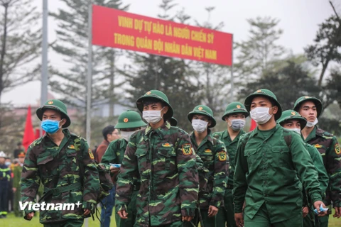 Sáng 11/2, tất cả các quận, huyện, thị xã của Thành phố Hà Nội đã đồng loạt tổ chức lễ giao, nhận quân năm 2020. (Ảnh: Minh Sơn/Vietnam+)