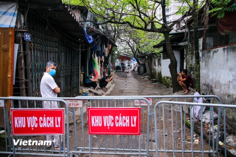 Ngay trong tối 11/3 khi nhận được thông tin có người bị nghi nhiễm COVID-19 lực lượng chức năng phường Dịch Vọng (Quận Cầu Giấy, Hà Nội) đã tiến hành phong toả khu vực ngõ 165 Cầu Giấy. (Ảnh: Minh Sơn/Vietnam+)