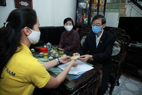 Hơn 440.000 người dân Hà Nội bắt đầu nhận lương hưu, trợ cấp tại nhà