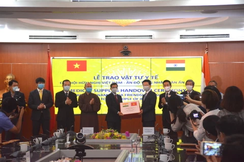 Bộ trưởng Bộ Thông tin và Truyền thông Nguyễn Mạnh Hùng đã trao tặng 100.000 khẩu trang cho Đại sứ đặc mệnh toàn quyền Ấn Độ tại Việt Nam Pranay Verma. (Ảnh: PV/Vietnam+)
