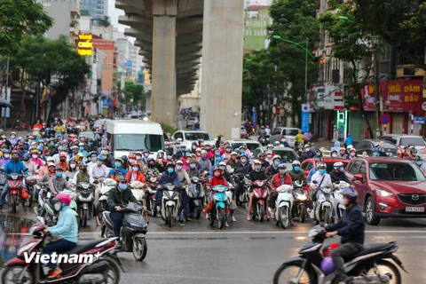 Sáng 23/4, ngày đầu tiên khi được nới lỏng lệnh cách ly xã hội, thành phố Hà Nội bắt đầu nhộn nhịp trở lại. (Ảnh: Minh Sơn/Vietnam+)