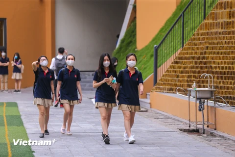 Sáng 4/5, toàn bộ các trường học tại Hà Nội đã tổ chức cho học sinh Trung học cơ sở và Trung học phổ thông đi học lại sau thời gian dài nghỉ để phòng chống dịch COVID-19. (Ảnh: Minh Sơn/Vietnam+)