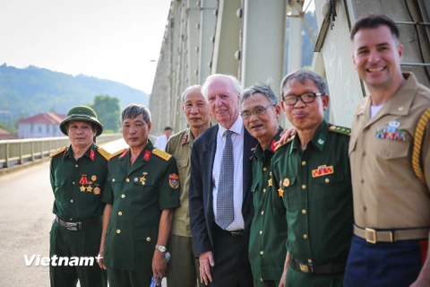 Sáng 29/6, Đại sứ Hoa Kỳ tại Việt Nam Daniel J. Kritenbrink đã đến và tham quan cầu Hàm Rồng (Thanh Hoá) cùng với các cựu binh hai nước Hoa Kỳ và Việt Nam. (Ảnh: Minh Sơn/Vietnam+)
