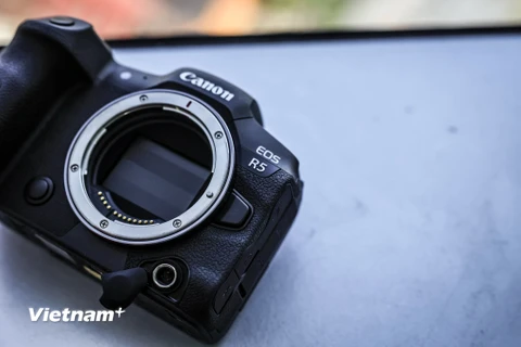 Canon cho biết EOS R5 được thiết kế với khả năng chống chịu thời tiết xấu tương tự như chiếc EOS 1DX mark III vừa được giới thiệu. (Ảnh: Minh Sơn/Vietnam+)