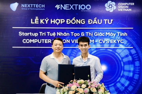 Ông Nguyễn Hoà Bình-Chủ tịch Tập đoàn NextTech- Sáng lập Quỹ Next100 và ông Nguyễn Văn Việt-CEO và Co-Founder Computer Vision Vietnam trong Lễ ký kết hợp đồng đầu tư. (Ảnh: PV/Vietnam+)