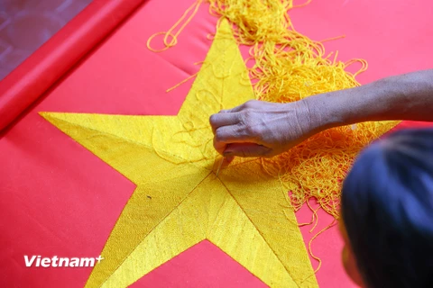 Sản phẩm cờ của làng Từ Vân không chỉ cung cấp cho hầu hết các cửa hàng ở Hà Nội mà còn xuất đi nhiều địa phương trên cả nước với số lượng lớn. (Ảnh: Minh Sơn/Vietnam+)
