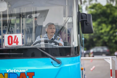 Ngày 26/9, Tổng công ty vận tải Hà Nội (Transerco) tiến hành Tổng kết đợt thi đua cao điểm và tổ chức Hội thi lái xe giỏi, an toàn năm 2020 tại Xí nghiệp xe buýt Cầu Bươu. (Ảnh: Minh Sơn/Vietnam+)