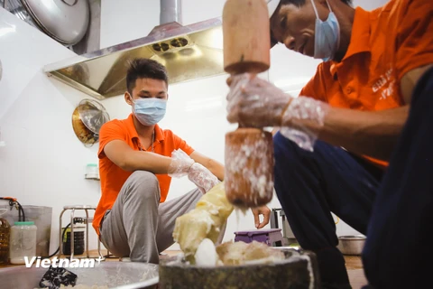 Nghề làm chả mực tại Hạ Long (Quảng Ninh) đã có từ lâu đời. Rất nhiều cơ sở chế biến chả mực truyền thống bằng phương pháp giã tay để đem lại sự thơm ngon của món đặc sản này. (Ảnh: Minh Sơn/Vietnam+)