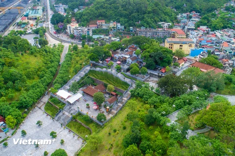 Đền Cửa Ông nằm trên một ngọn đồi cao khoảng 100m, thuộc khu 9A, phường Cửa Ông (thành phố Cẩm Phả, tỉnh Quảng Ninh). (Ảnh: Minh Sơn/Vietnam+)