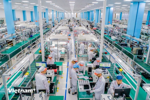 Hơn 1 năm kể từ khi VinSmart khánh thành Tổ hợp Nhà máy sản xuất thiết bị điện tử tại Khu công nghệ cao Hòa Lạc (Thạch Thất, Hà Nội), cho đến nay đây là một trong những nơi sản xuất và thử nghiệm smartphone lớn nhất Việt Nam. (Ảnh: PV/Vietnam+)