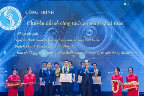 Công trình 'Chuyển đổi số công tác vận hành khai thác' của Nhóm kỹ sư Quản lý Chất lượng Trung tâm Quản lý Điều hành mạng Tổng công ty viễn thông MobiFone đã vinh dự nhận giải. (Ảnh: MobiFone)