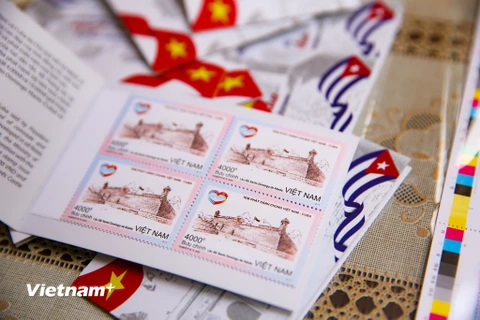 Đây là bộ tem chung được phát hành bởi Bộ Thông tin và Truyền thông Việt Nam và Bộ Truyền thông Cuba. (Ảnh: Minh Sơn/Vietnam+)