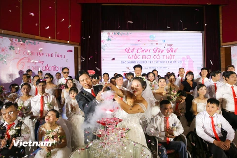 Ngày 6/12 tại Hà Nội đã diễn ra sự kiện 'Giấc mơ có thật'. Đây là một nghi lễ cưới của 46 cặp đôi người khuyết tật, có hoàn cảnh khó khăn. (Ảnh: Minh Sơn/Vietnam+)