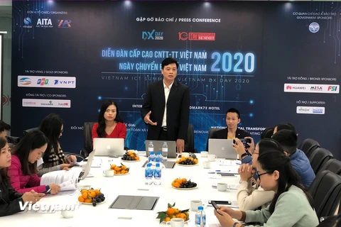Ông Lê Xuân Hoà - Phó Chủ tịch VINASA chia sẻ các thông tin tại buổi họp báo giới thiệu Ngày chuyển đổi số Việt Nam 2020. (Ảnh: Minh Sơn/Vietnam+)