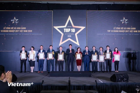 Tối 14/12, Hiệp hội Phần mềm và Dịch vụ Công nghệ thông tin Việt Nam (VINASA) đã tổ chức Lễ công bố và vinh danh TOP 10 doanh nghiệp Công nghệ thông tin Việt Nam 2020. (Ảnh: PV/Vietnam+)