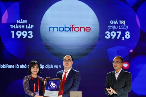 Ông Lê Mai Sơn - Phó trưởng ban Tuyên giáo - Truyền thông MobiFone nhận danh hiệu từ Ban Tổ chức chương trình. (Ảnh: MobiFone)