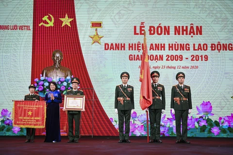 Phó Chủ tịch nước Đặng Thị Ngọc Thịnh trao danh hiệu Anh hùng Lao động giai đoạn 2009-2019 cho Tổng Công ty Mạng lưới Viettel. (Ảnh: Viettel)
