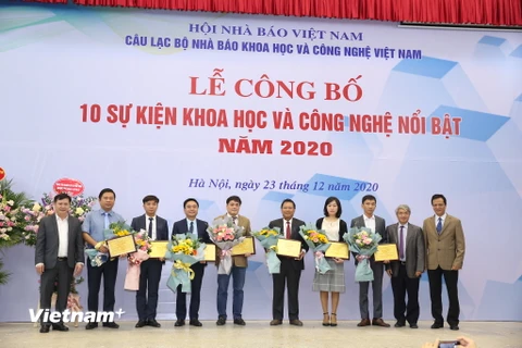 Đại diện 10 sự kiện khoa học - công nghệ của năm 2020 lên nhận giấy chứng nhận. (Ảnh: Minh Sơn/Vietnam+)