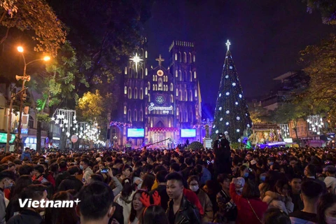 Tối 24/12, hàng vạn người dân Thủ đô đã đổ xuống đường tìm về khu vực trung tâm Hà Nội. (Ảnh: PV/Vietnam+)