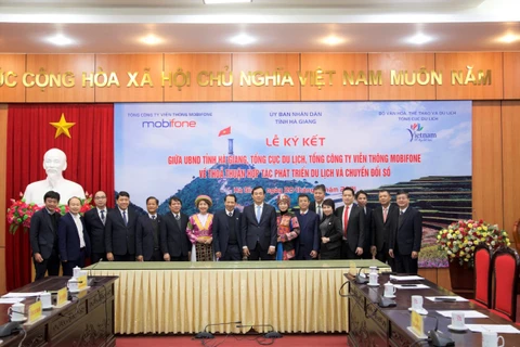 Toàn cảnh lễ ký kết thoả thuận hợp tác giữa MobiFone, Tổng cục Du lịch Việt Nam và Uỷ ban Nhân dân tỉnh Hà Nội. (Ảnh: MobiFone)